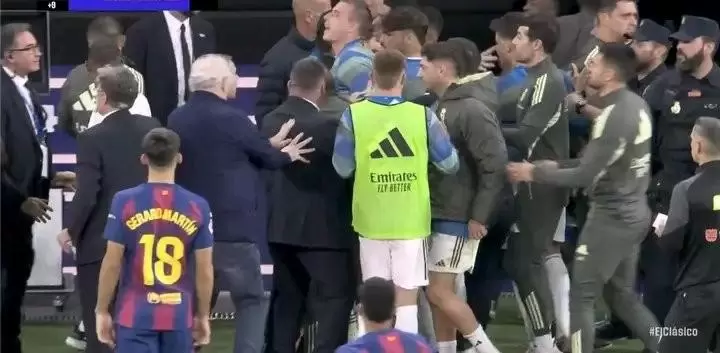 裁判报告显示,皇马门将卢宁在终场前因卷入冲突被红牌罚下 裁判报告显示,皇马门将卢宁在终场前因卷入冲突被红牌罚下