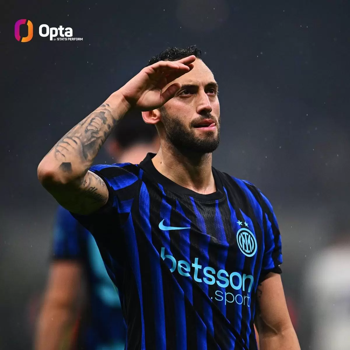 恰尔汗奥卢本赛季意甲7场已打入5球，与上赛季持平