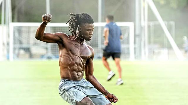 肌肉线条完美，卡马文加晒出自己练习拳击的照片 (https://www.olegood.com/) pet 第1张