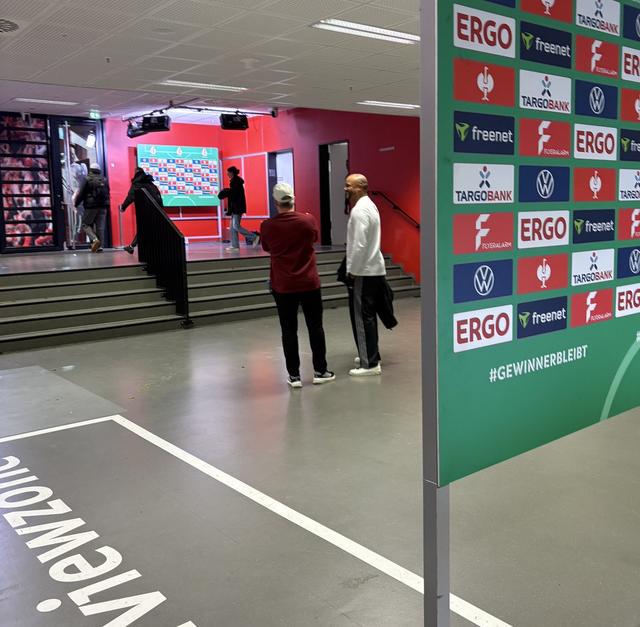 记者:离开科隆主场前,孔帕尼与科隆主帅友好地交谈了数分钟 pet 第1张-傲来网 记者:离开科隆主场前,孔帕尼与科隆主帅友好地交谈了数分钟 (https://www.olegood.com/) pet 第1张