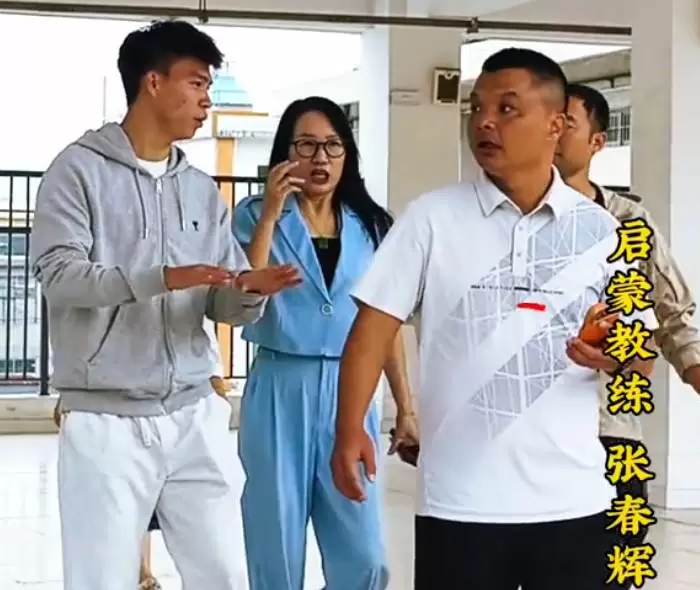 王钰栋重返母校深圳东方小学,看望启蒙教练张春辉 王钰栋重返母校深圳东方小学,看望启蒙教练张春辉