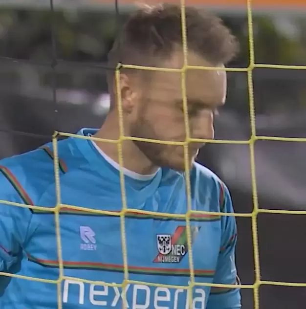 因肠穿孔休战的36岁门将西莱森时隔7个月复出,比赛中完成8次扑救 因肠穿孔休战的36岁门将西莱森时隔7个月复出,比赛中完成8次扑救