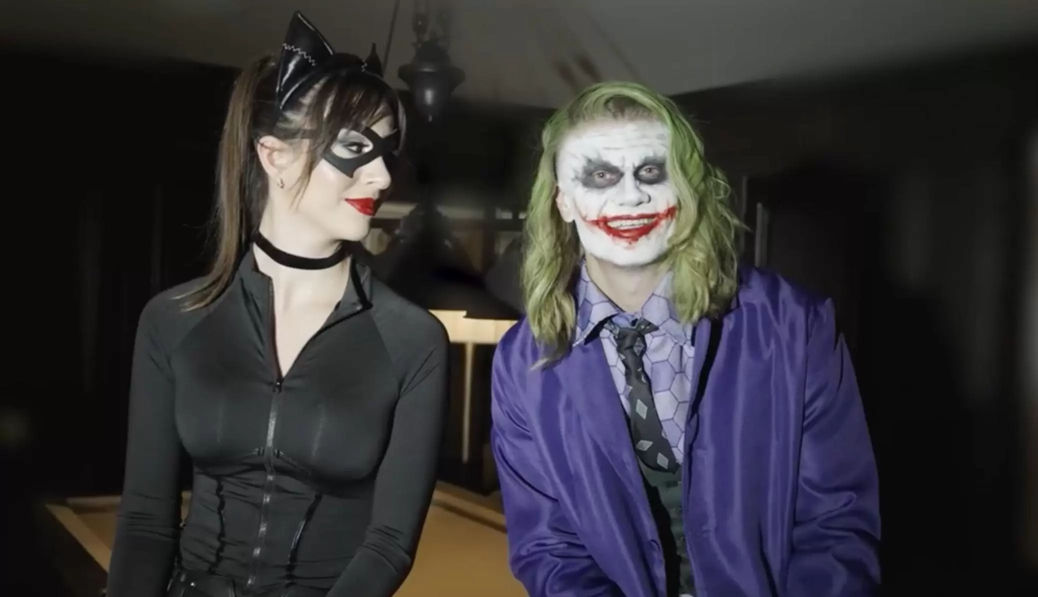 哈兰德万圣节扮成小丑出门买尿布,回来时女友扮成猫女 哈兰德万圣节扮成小丑出门买尿布,回来时女友扮成猫女