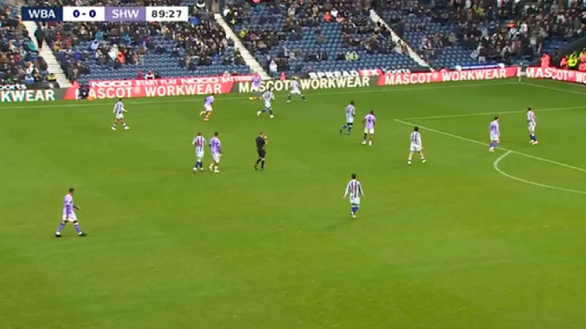 西布朗与谢周三在比赛中同穿白色球裤，导致难以分辨场上球员