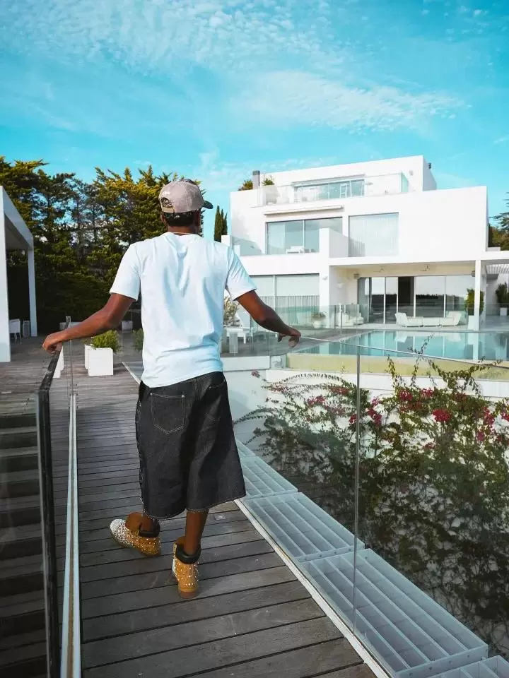 购入豪宅，亚马尔晒自己与价值950万英镑的新居合影