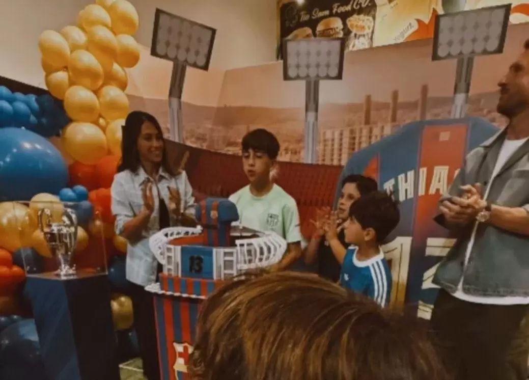 庆祝大儿子蒂亚戈13岁生日，梅西一家举办了巴萨主题生日派对