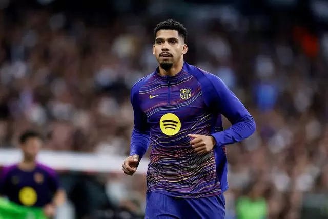 每体:阿劳霍大概率将在周中欧冠继续首发,加西亚代替孔德 每体:阿劳霍大概率将在周中欧冠继续首发,加西亚代替孔德