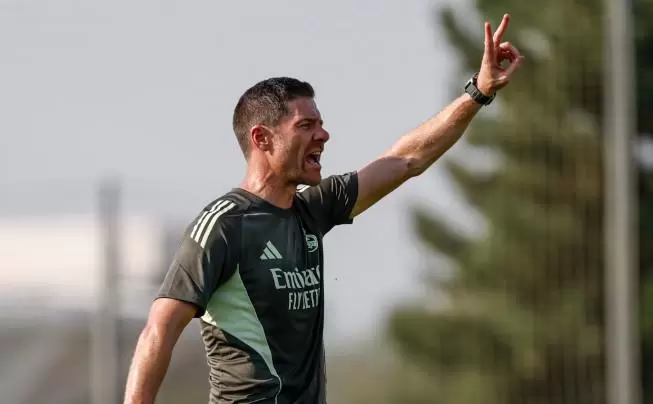 连续两赛季带不同球队欧战做客安菲尔德，阿隆索成历史第三人