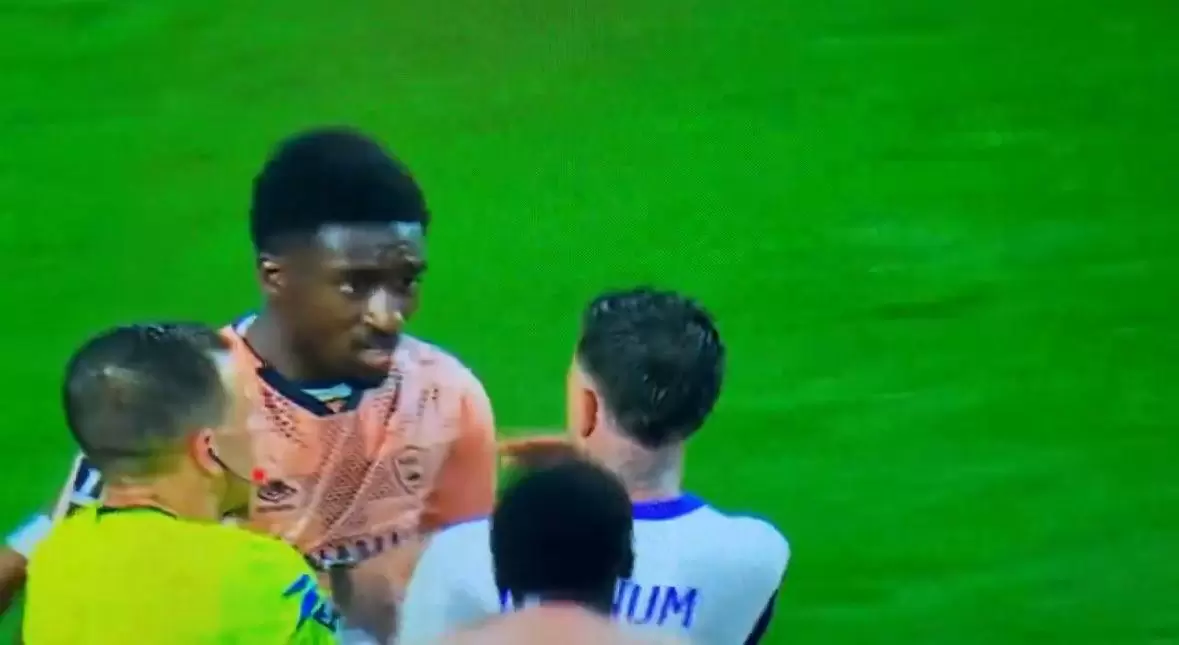 图卢兹球员多努姆疑似对对手做出种族歧视手势，可能被禁赛