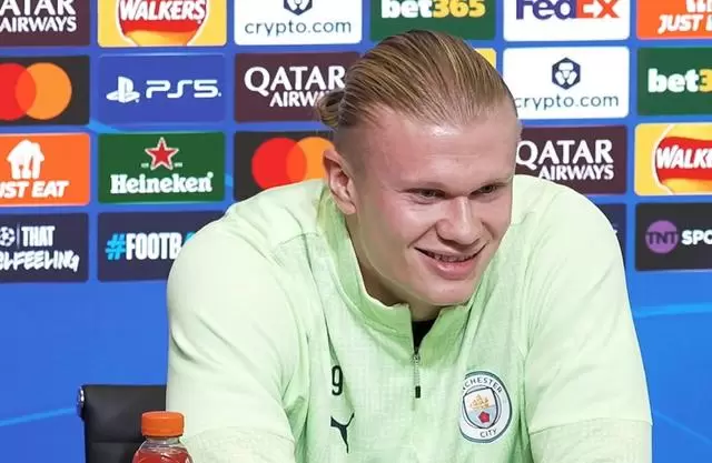 哈兰德:防守不是最有趣的但我不抱怨,我更喜欢在对方禁区里 哈兰德:防守不是最有趣的但我不抱怨,我更喜欢在对方禁区里