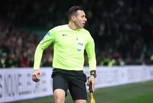 队报:两名圣埃蒂安球迷因投掷硬币击中裁判被判缓刑七个月 队报:两名圣埃蒂安球迷因投掷硬币击中裁判被判缓刑七个月