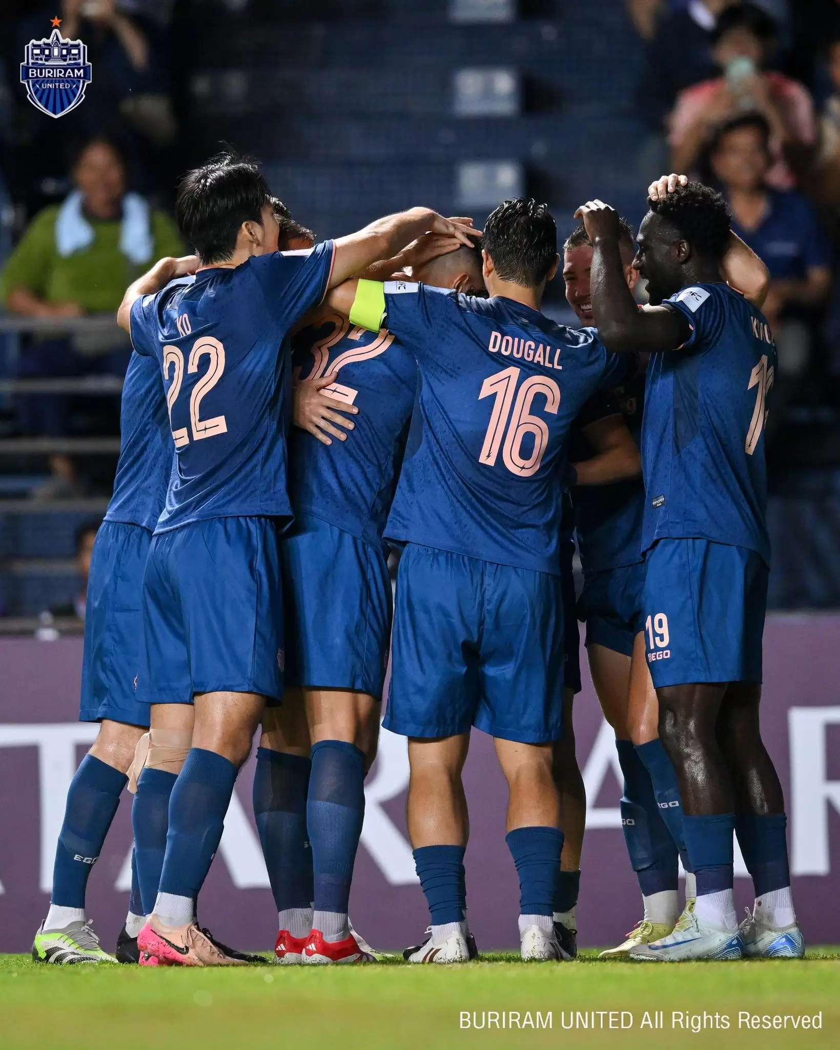 记者:汶马探赛后与海港助教约翰交换队服,两人曾在横滨合作 记者:汶马探赛后与海港助教约翰交换队服,两人曾在横滨合作