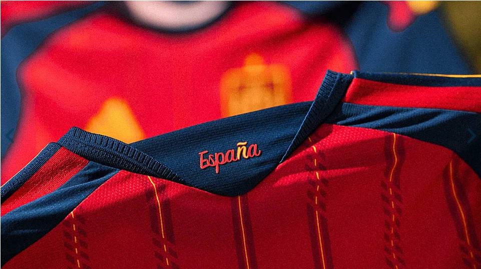 西班牙2026年世界杯球衣：红色底+海军蓝衣袖搭配红黄色条纹 (https://www.olegood.com/) 体育 第3张