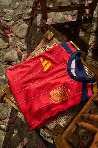 西班牙2026年世界杯球衣：红色底+海军蓝衣袖搭配红黄色条纹