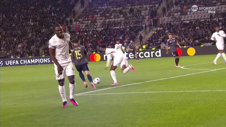 拉维亚开赛8分钟离场,球迷:他是我见过最易受伤的球员之一 拉维亚开赛8分钟离场,球迷:他是我见过最易受伤的球员之一