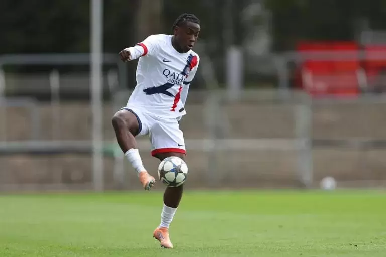 队报:16岁右后卫博利参加巴黎一线队训练,可能进入轮换阵容 队报:16岁右后卫博利参加巴黎一线队训练,可能进入轮换阵容