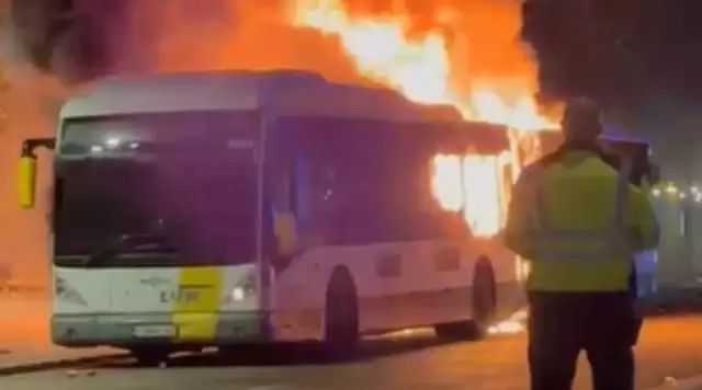 每体:一名巴萨球迷因点燃焰火导致公交车起火被逮捕 每体:一名巴萨球迷因点燃焰火导致公交车起火被逮捕