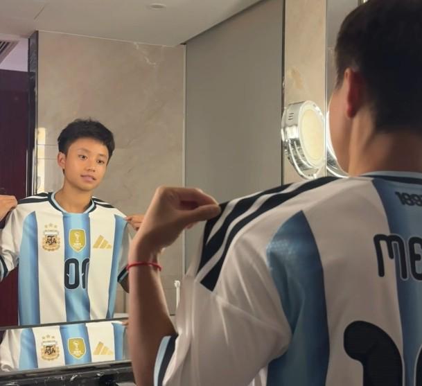 张琳艳身穿阿根廷2026世界杯球衣：期待在美加墨见到梅西 (https://www.olegood.com/) 体育 第1张
