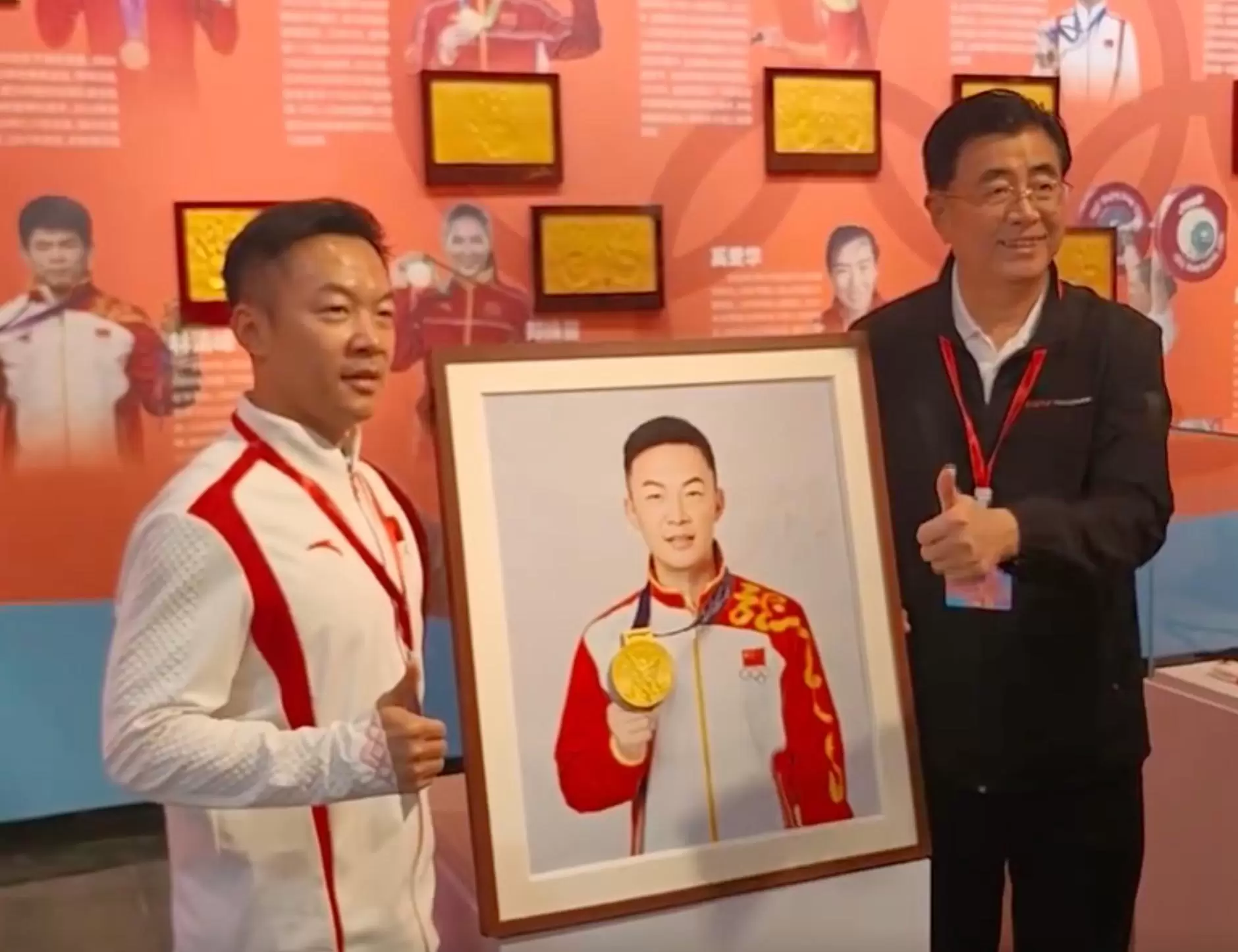 宋凯出席中国体育美术作品展览，与奥运冠军金牌合影