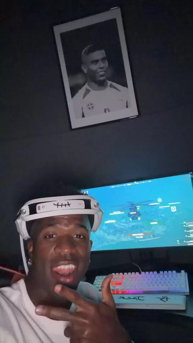 化身电竞少年,维尼修斯晒照准备在使命召唤中大展身手 化身电竞少年,维尼修斯晒照准备在使命召唤中大展身手