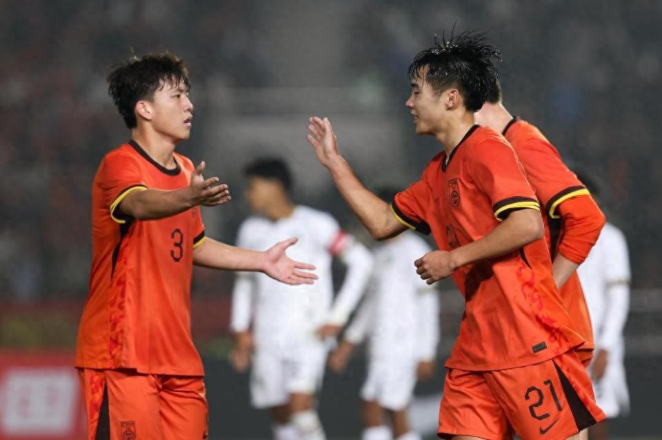 谢晋无缘U16国足生死战！2人未进比赛名单，戴帽后“消失”