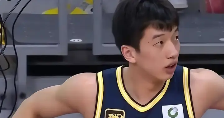 楊溢打出戰(zhàn)略性意義!連進三分+靈活組織,解壓徐杰并盤活胡明軒