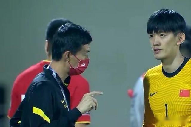 8场丢16球却力压王大雷首发，14年生涯，颜骏凌赚到多少薪水？