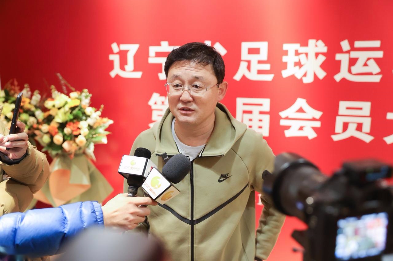 无语！中国足球丑闻！家属冲入场内火爆冲突，1人遭围殴倒地不起 (http://www.jingganghuifeng.com.cn/) 体育 第3张