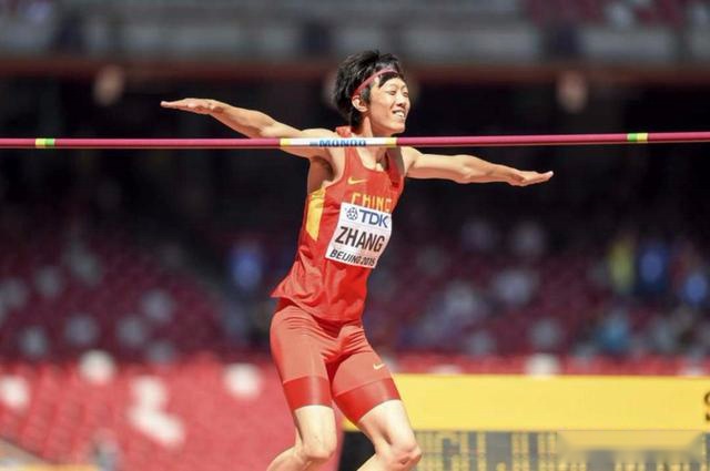 人气不输张国伟！25岁跳高女冠军参加走秀，举手投足堪比明星