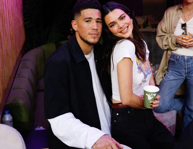 布克有福气！詹娜现身酒吧化身调酒师，无袖黑色上衣抢镜