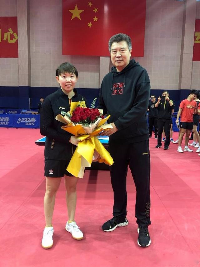 刘国梁握手朱雨玲过生日，马龙献花李隼送花，国乒+外协会送祝福
