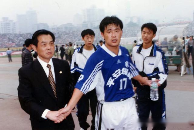 衣往情深①：新生深足的烈火红心，从那件拉风的进口球衣说起