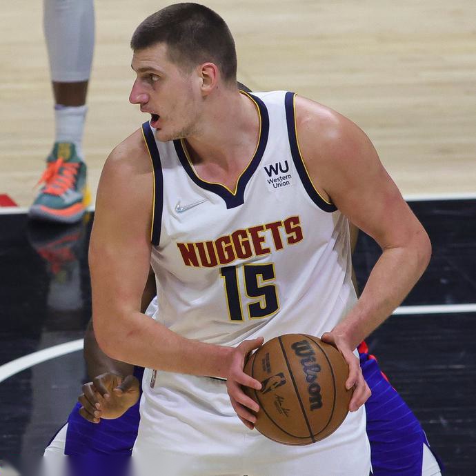  约基奇与恩比德的世代对决 谁才是当今NBA第一中锋