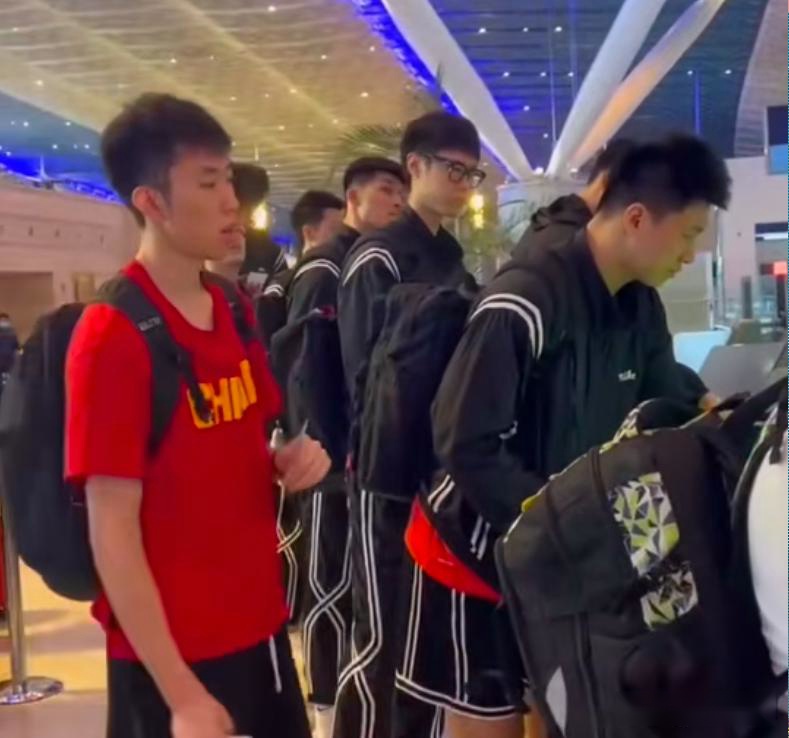 男篮已回国！行李超多，全员淡定出站，全队就地解散！ (http://www.busunion.cn/) 体育 第2张