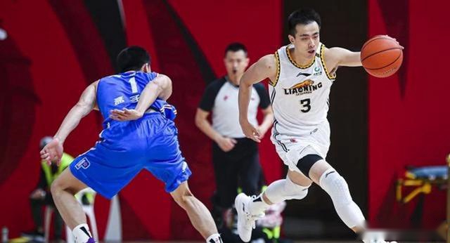 经历困难留在辽宁男篮！是CBA少有的传统后卫，与女友好事将近