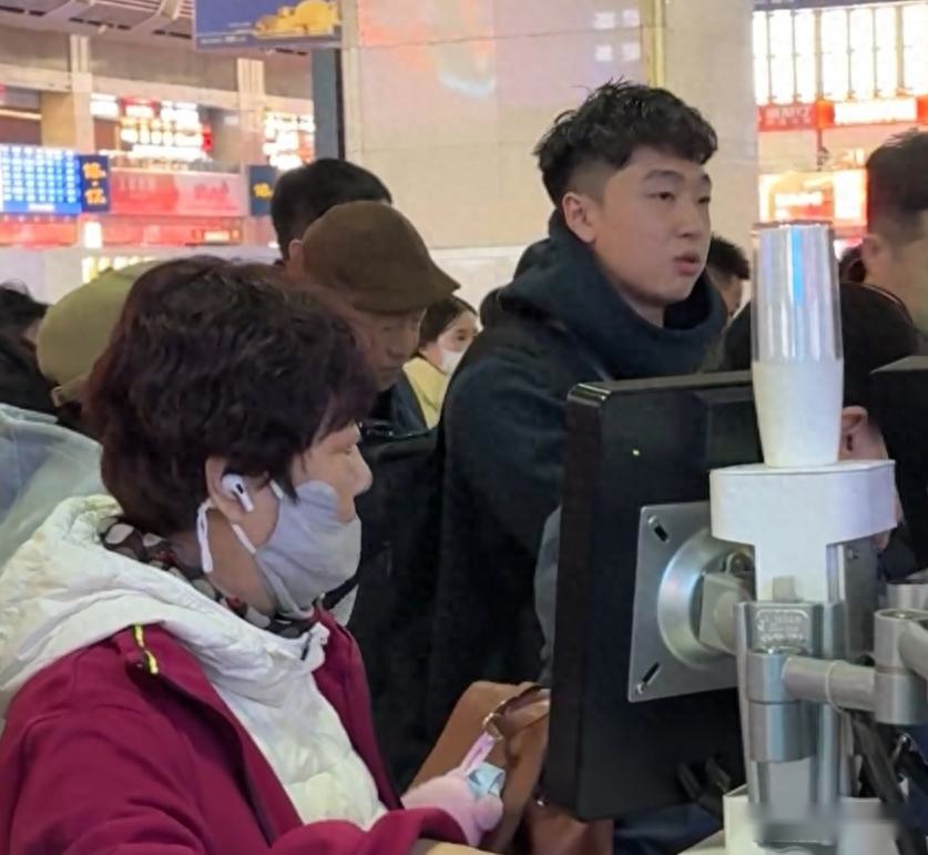 终于启程了！张峻豪黄秋实赴西班牙参加U22联赛，届时困难重重！ (http://www.busunion.cn/) xiami 第1张