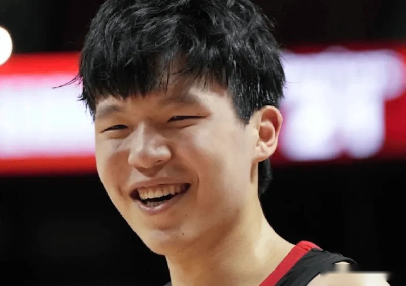 杨瀚森真想进步！暂停就与比卢普斯沟通，已无需翻译，但隐患仍多 (http://www.tiidu.cn/) 娱乐 第3张