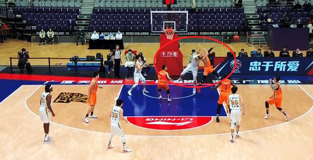 肘击、砸伤对手，辽篮冲冠需提防许钟豪，马健：太脏，早该被掏裆