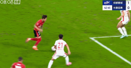 成都1-0亚泰继续领跑，韦世豪任意球制胜+伤退，王东升染红 (http://www.armanice.com/) 体育 第11张