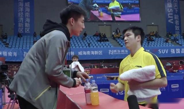 樊振东夺冠谢功臣，2大新锐教练戴金牌捧杯 国乒名将光膀子聚餐
