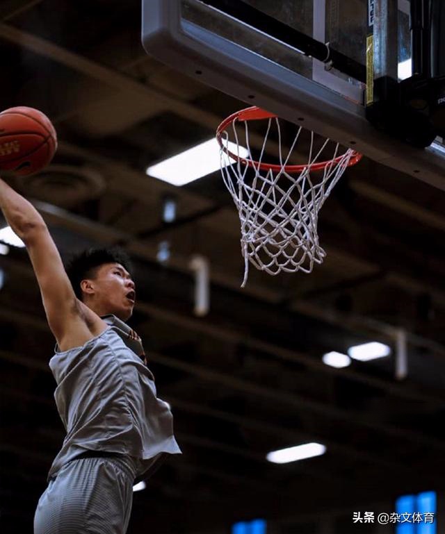 18岁男篮天才面临选择！被杜锋改造后重回正轨，被期待进NBA