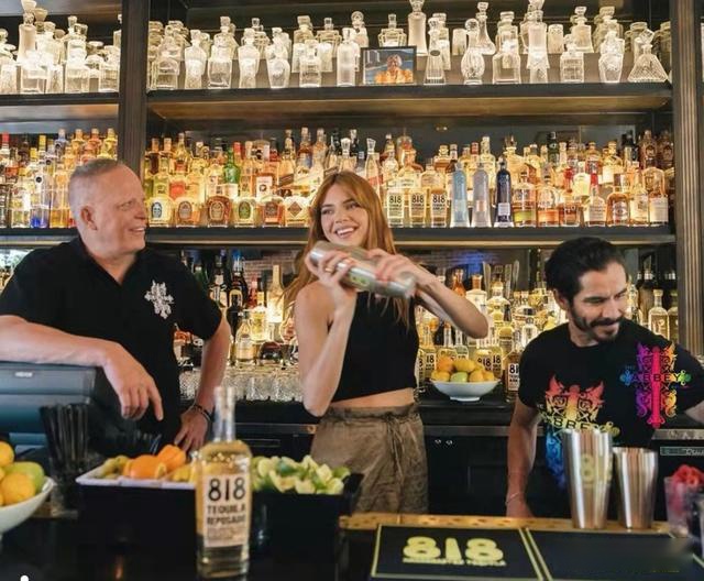 布克有福气！詹娜现身酒吧化身调酒师，无袖黑色上衣抢镜