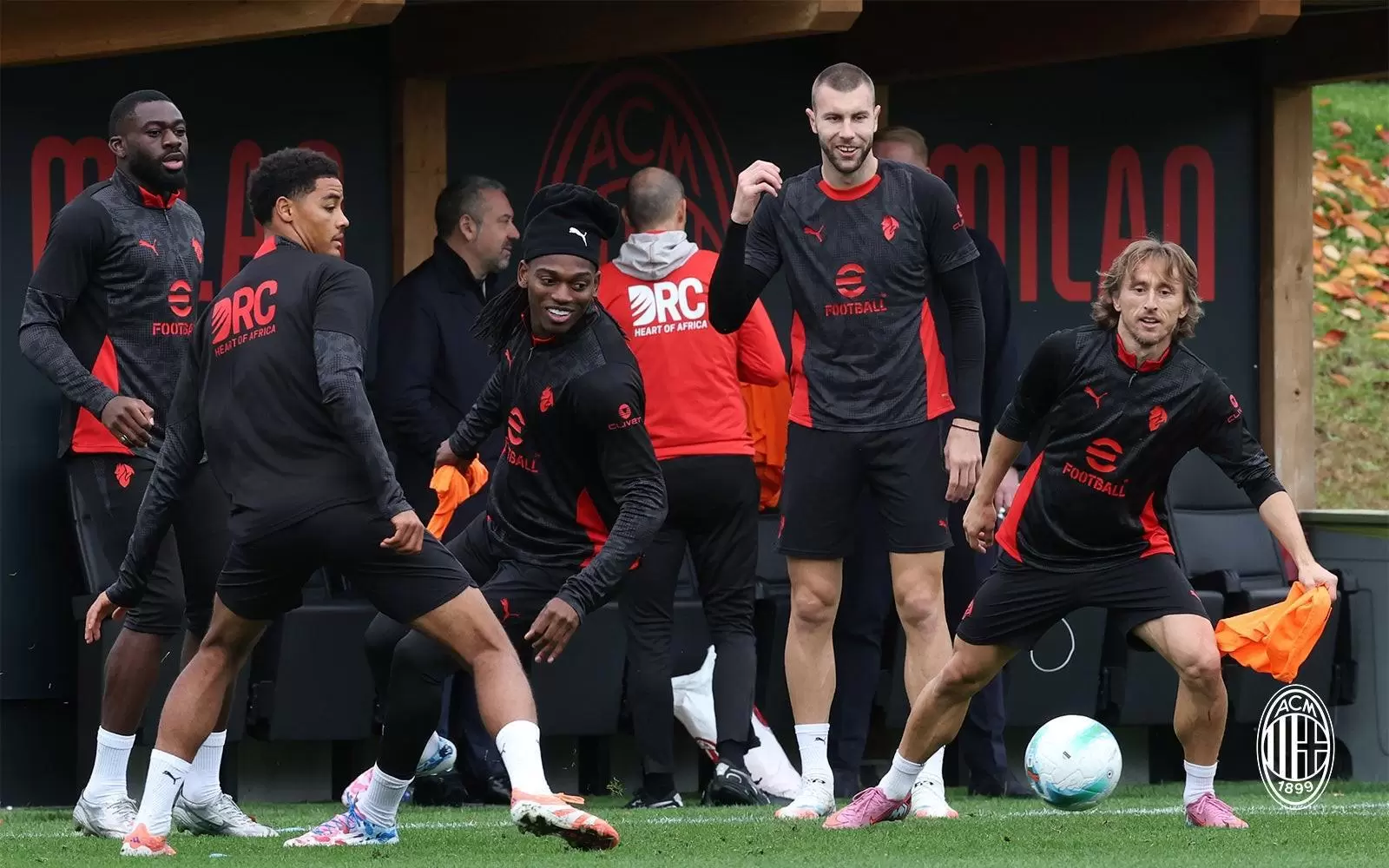 跟队记者:莱奥已参加合练,托莫里和圣地亚哥或无缘出战罗马 跟队记者:莱奥已参加合练,托莫里和圣地亚哥或无缘出战罗马