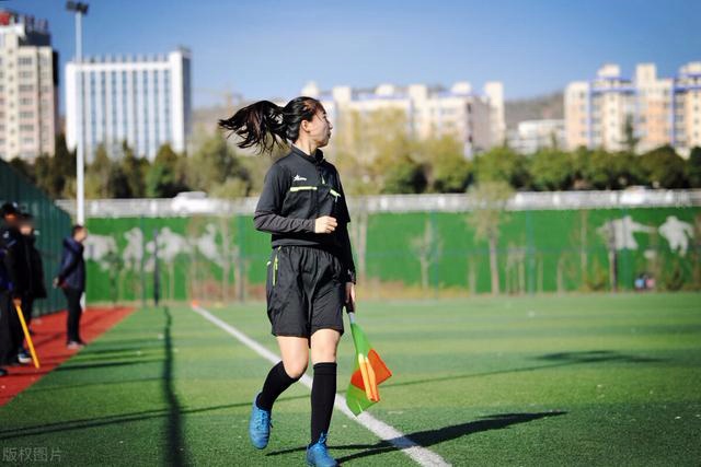 中国足球裁判:欲戴皇冠,必承其重