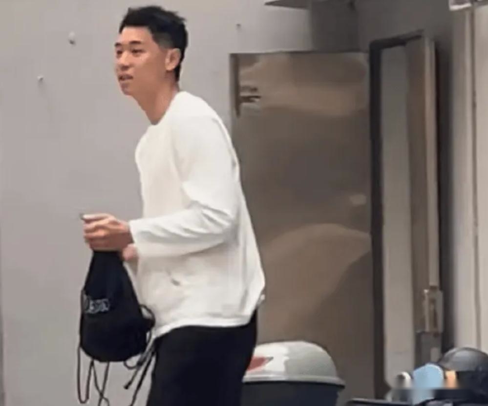融入真快！崔永熙已买电瓶车，成广东首位主动戴头盔的球员！ (http://www.busunion.cn/) xiami 第3张