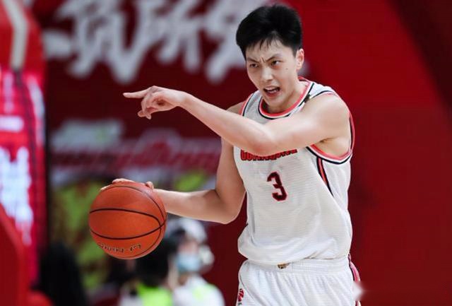 外形不输杨鸣的CBA天才！背井离乡来到广东打球，女友有神秘感