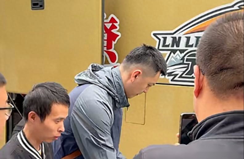 辽宁启程鞍山热身赛！杨鸣狂送签名，李晓旭赵继伟都在，将打3场 (http://www.armanice.com/) 体育 第1张