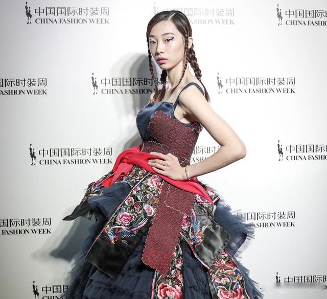 人气不输张国伟！25岁跳高女冠军参加走秀，举手投足堪比明星