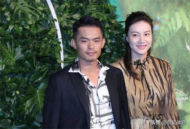 林丹有福气！和妻子手挽手出席活动，39岁谢杏芳魅力十足