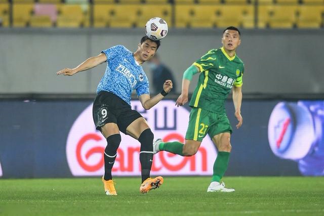 大连人21岁中锋战国安碌碌无为,业余传球+跑位让主帅忍无可忍